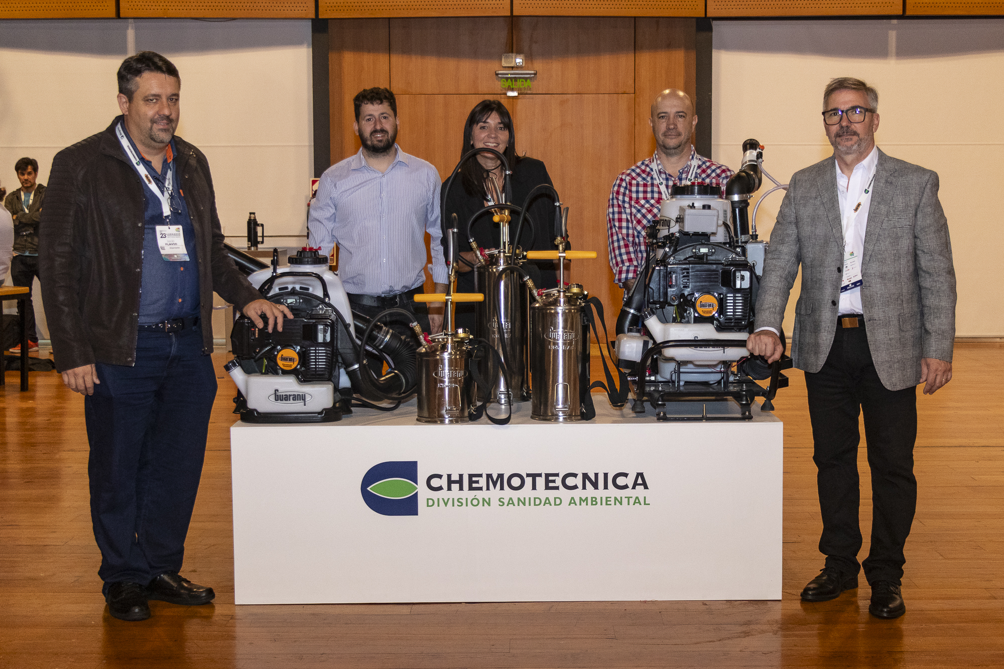 Equipo Chemotecnica Sanidad Ambiental junto a equipamiento profesional